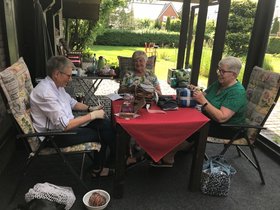Kollektives Nähen der Bahnen zuhause auf der Terrasse. Foto: privat