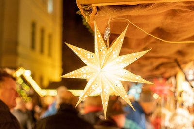 Leuchtstern an einer Hütte auf dem Lamberti-Markt 2019. Foto: Sascha Stüber
