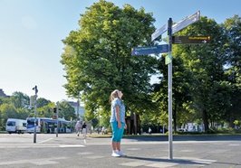 Kind vor Wegweiser. Foto aus dem Projekt „Zuhause in der Fremde“ (www.sociallandartproject.de). Foto: Sabine Bley, slap e.V.