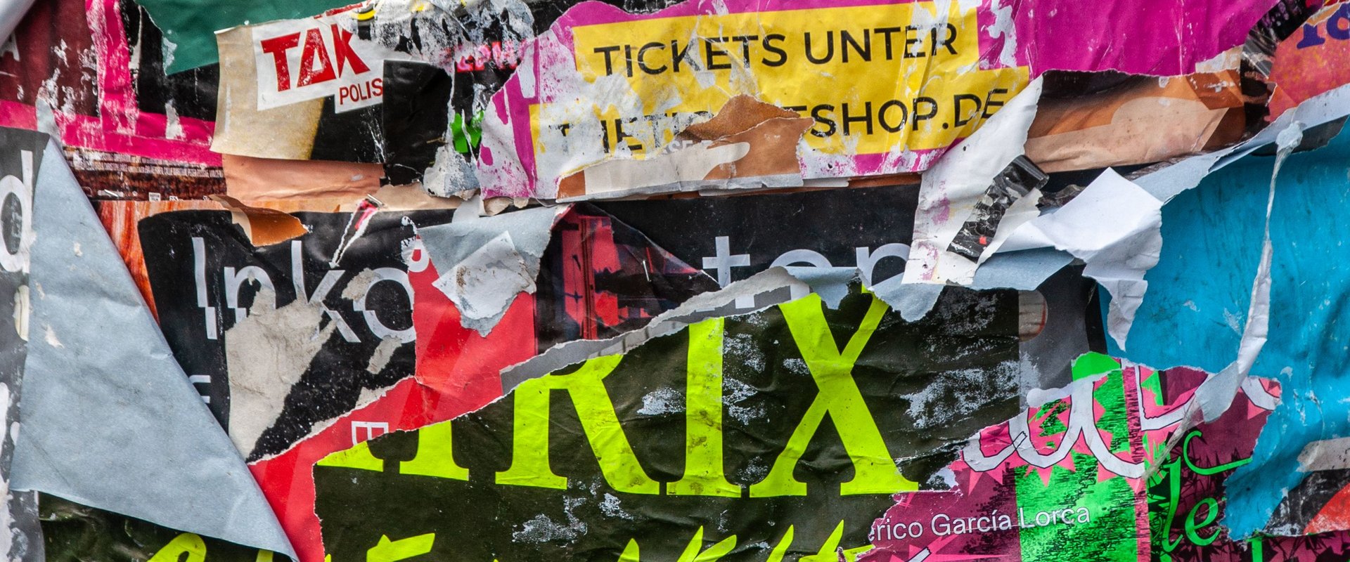 Zerknüllte und zerrissene Werbeplakate. Foto: wal_ 172619/pexels
