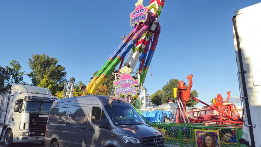 Die Looping-Schaukel „Salto Mortale“ beim Aufbau auf dem Kramermarkt am 23. September 2025. Foto: Stadt Oldenburg