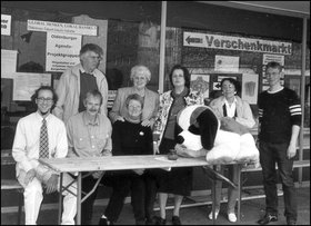 Gruppenfoto in schwarz-weiß von der Eröffnung des Oldenburger Verschenkmarktes im April 2002. Foto: Stadt Oldenburg