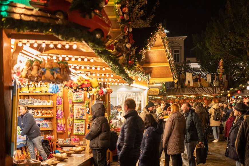 Das Schneeballwerfen auf dem Lamberti-Markt 2022. Foto: Sascha Stüber