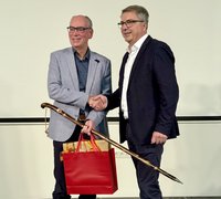 Mit sicherem Tritt in den Ruhestand: VHS-Geschäftsführer Andreas Gögel (links) wurde von Oberbürgermeister Jürgen Krogmann verabschiedet. Foto: Stadt Oldenburg Foto: Stadt Oldenburg