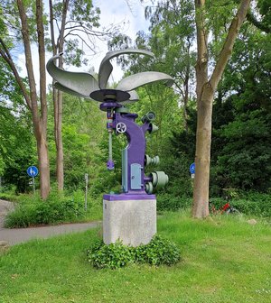 Die kinetische Plastik „Windwärts“ vor dem OLantis Huntebad. Foto: Stadt Oldenburg