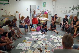 Annekathrin Scheer von der Oldenburger Kunstschule im Gespräch mit Teilnehmenden des Workshops „Natur trifft Stadt trifft Pflanzenfarbe“. Foto: Stadt Oldenburg.