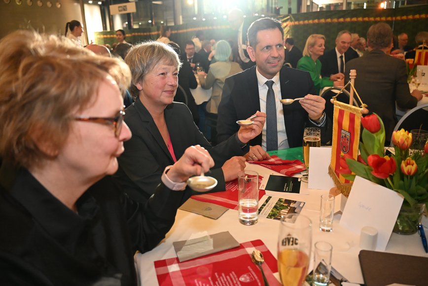Daniela Behrens (von links), Hanna Naber und Ministerpräsident Olaf Lies am Trinken. Foto: Torsten von Reeken