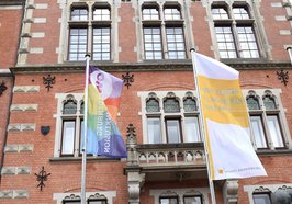 Diversity-Flaggen vor dem Oldenburger Rathaus. Foto: Stadt Oldenburg