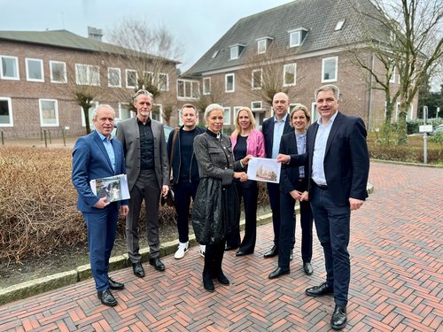Stellten das Hotel-Projekt vor: (von rechts) Oberbürgermeister Jürgen Krogmann, Dr. Julia Figura, Dennis Poelmeyer, Claudia Kleine, Barbara Hackmann, Stefan Knipper, Wolfgang Hackmann und Ralph Wilken. Foto: Stadt Oldenburg Foto: Stadt Oldenburg