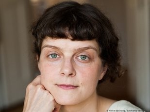 Portraitfoto der Schriftstellerin Nina Bußmann. Foto: Heike Steinweg, Suhrkamp Verlag