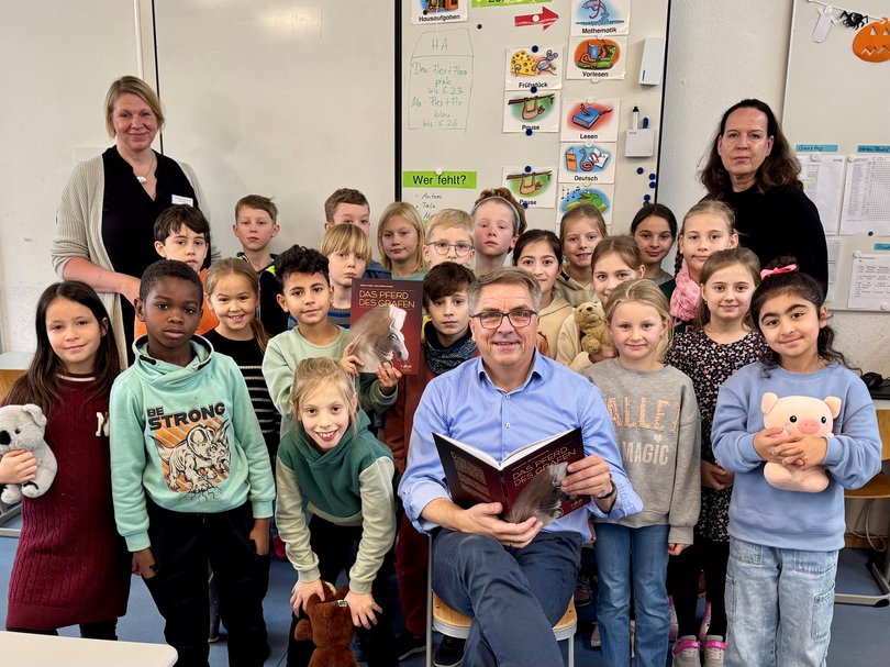 Gespannt lauschten die kleinen Zuhörer der Grundschule Staakenweg den Worten von Oberbürgermeister Jürgen Krogmann, als er ihnen aus dem Buch „Das Pferd des Grafen“ von Cornelia Funke vorlas. Foto: Stadt Oldenburg