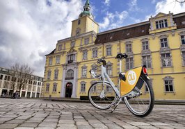 OLi-Bike vor dem Schloss. Foto: Michael Heckel/Agentur SPORTPLATZ