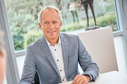 Ralph Wilken, Leiter der Wirtschaftsförderung im Gespräch. Foto: Foto- und Bilderwerk