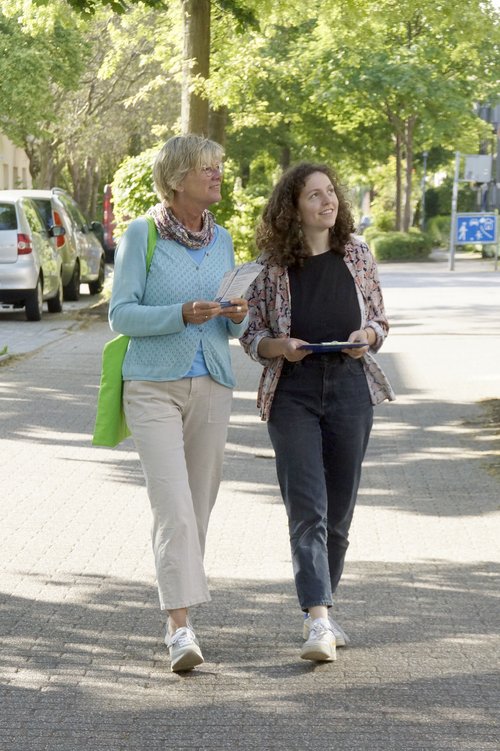 Meike Plewa und Isabel Rein (von links) koordinieren das StoP-Projekt im Stadtteiltreff Dietrichsfeld und führen zum Thema Partnergewalt eine Befragung durch. Foto: Carsten Lienemann Carsten Lienemann