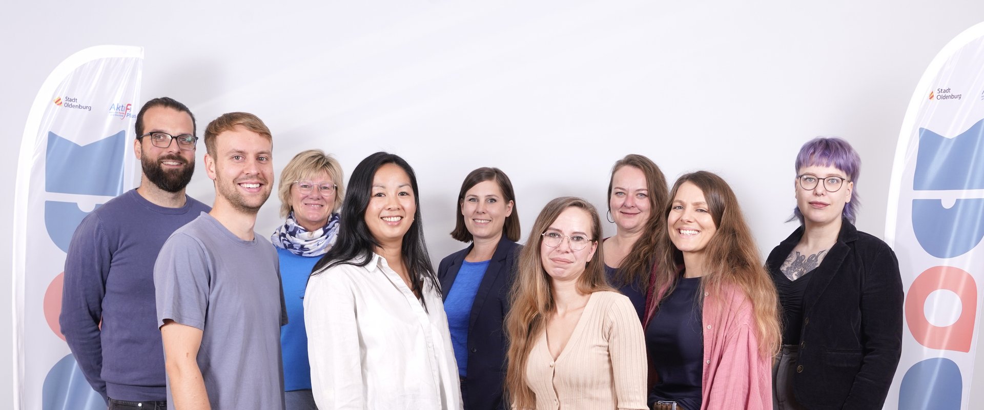 Das Team um Projektleiterin Dr. Wiebke Friedrich (Mitte, hinten) berät Familien in schwierigen Lebenslagen und leistet langfristige Hilfe zur Selbsthilfe. Foto: Carsten Lienemann