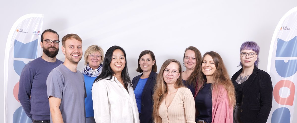 Das Team um Projektleiterin Dr. Wiebke Friedrich (Mitte, hinten) berät Familien in schwierigen Lebenslagen und leistet langfristige Hilfe zur Selbsthilfe. Foto: Carsten Lienemann