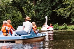 Freizeitspaß auf der Oldenburger Mühlenhunte: Tretbootfahren im Sommer. Foto: Mittwollen und Gradetchliev