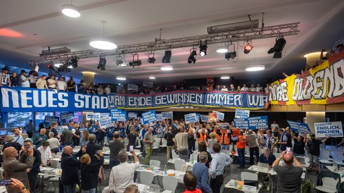 Stadion-Atmosphäre in der Aula der Cäcilienschule: Nach der Entscheidung des Rates zur Vergabe des Stadion-Neubaus brandete lautstarker Jubel auf. Foto: Sascha Stüber Stadion-Atmosphäre in der Aula der Cäcilienschule: Nach der Entscheidung des Rates zur Vergabe des Stadion-Neubaus brandete lautstarker Jubel auf. Foto: Sascha Stüber