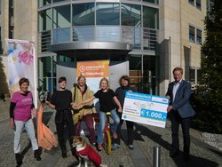 Christine Wolff, Bürgermeisterin und STADTRADELN-Star, Ingrid Grenz und Ines Rosemann von der Zirkusschule Seifenblase, Stefan Könner, Geschäftsführer GSG OLDENBURG und Mitglieder der Artistengruppe bei der Scheckübergabe. Foto: Stadt Oldenburg Christine Wolff, Bürgermeisterin und STADTRADELN-Star, Ingrid Grenz und Ines Rosemann von der Zirkusschule Seifenblase, Stefan Könner, Geschäftsführer GSG OLDENBURG und Mitglieder der Artistengruppe bei der Scheckübergabe. Foto: Stadt Oldenburg