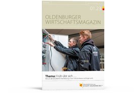 Die Titelseite Oldenburger Wirtschaftsmagazin 1.23 zeigt zwei junge Elektriker bei der Arbeit. Foto: Bonnie Bartusch