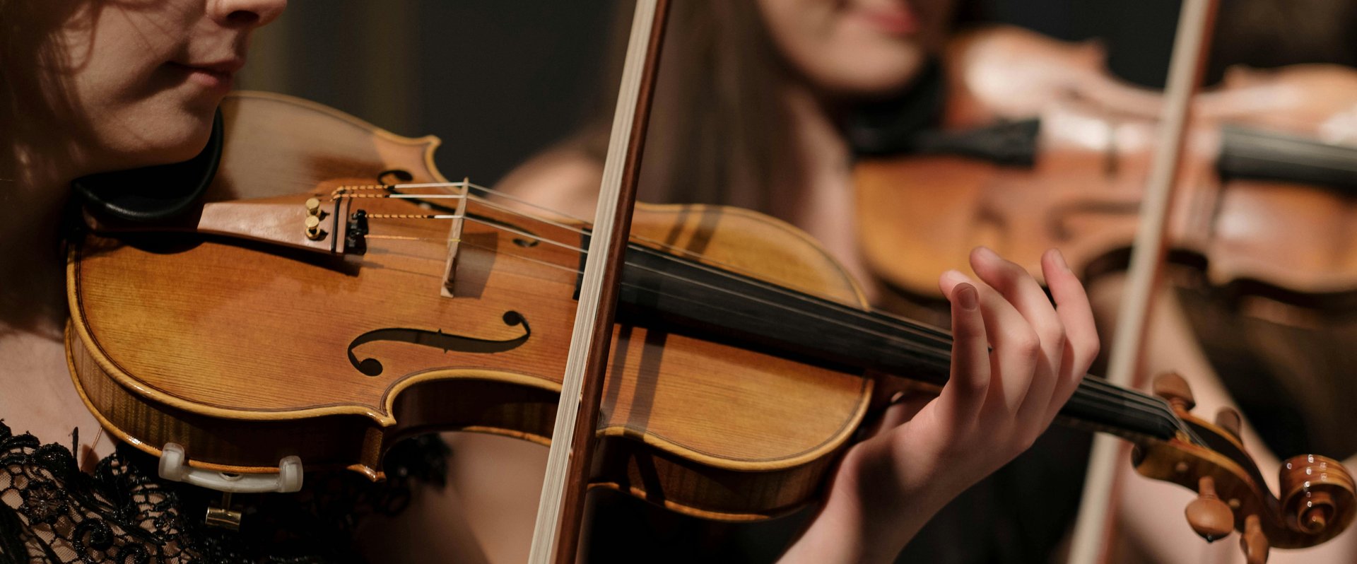 Mädchen spielen Geige. Foto: cottonbro/Pexels