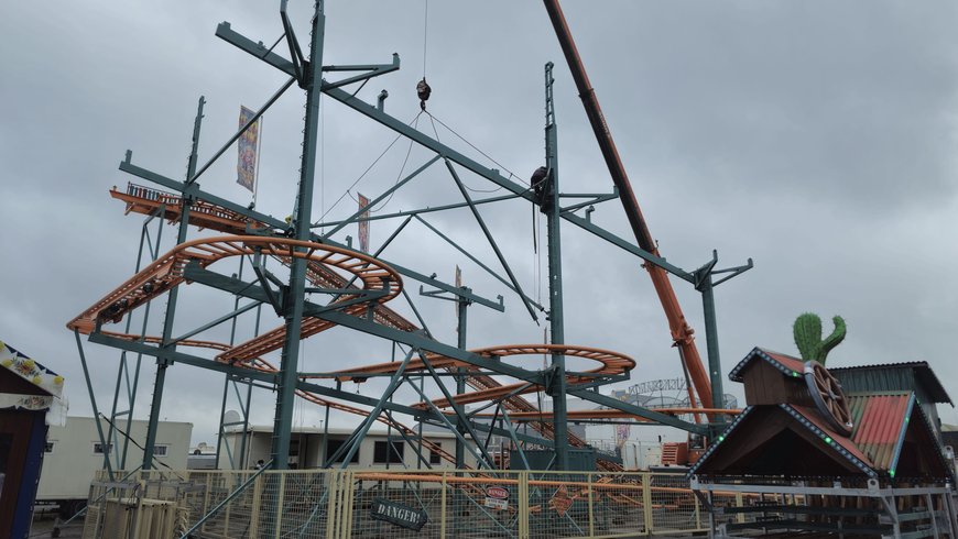 Der Aufbau der Achterbahn „Trapper Joes Crazy Mine“ auf dem Kramermarkt am 18. September 2025. Foto: Stadt Oldenburg