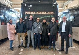 Die Delegation mit Oldenburger Akteuren vor dem Wasserstoffbus der VWG. Von links: S. Timmer, G. Blum, OLEC; M. Heise, D. Lüdke, S. Lange, A. Seybold-Epting, Landkreis Vorpommern-Rügen; M. Emschermann, VWG. Quelle: Stadt Oldenburg