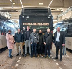 Die Delegation mit Oldenburger Akteuren vor dem Wasserstoffbus der VWG. Von links: S. Timmer, G. Blum, OLEC; M. Heise, D. Lüdke, S. Lange, A. Seybold-Epting, Landkreis Vorpommern-Rügen; M. Emschermann, VWG. Quelle: Stadt Oldenburg