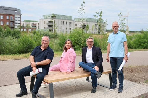 Testeten die Sitzgelegenheiten im neuen Bäkepark: (von links) Axel Müller, Stadtbaurätin Christine-Petra Schacht, Oberbürgermeister Jürgen Krogmann und Robert Sprenger. Foto: Sascha Stüber Foto: Sascha Stüber