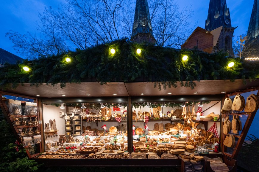 Ein Stand mit Olivenholzprodukten auf den Lamberti-Markt 2024. Foto: Sascha Stüber