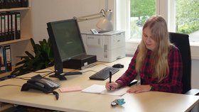 Die FSJ'lerin Annika Niewald an ihrem Arbeitsplatz im Kulturbüro. Foto: Stadt Oldenburg