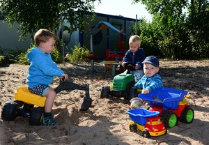 Kinder auf Spielzeugbaggern. Foto: Stadt Oldenburg