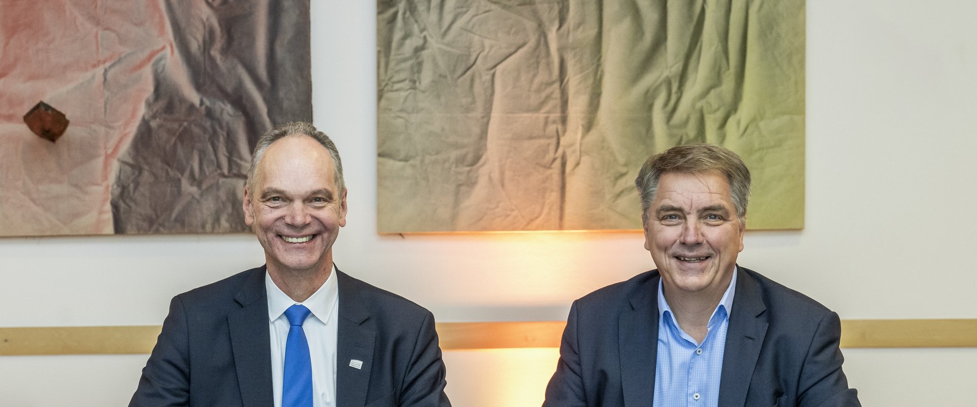 Universitätspräsident Prof. Dr. Ralph Bruder (links) und Oldenburgs Oberbürgermeister Jürgen Krogmann unterzeichneten die Kooperationsvereinbarung. Foto: Universität Oldenburg