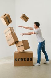 Mann wirft beschriftete Kartons um. Foto: shvets production/Pexels.com