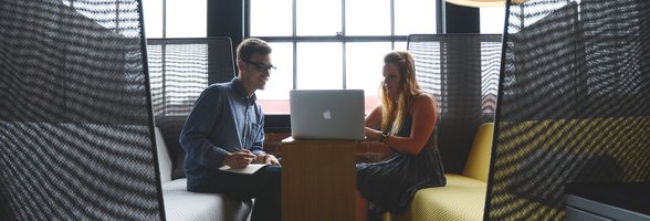 Zwei Personen sitzen vor einem Laptop. Foto: StartupStockPhotos/Pixabay