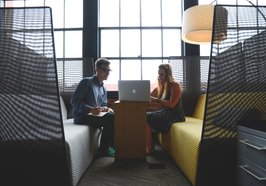 Zwei Personen sitzen vor einem Laptop. Foto: StartupStockPhotos/Pixabay
