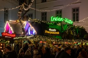 Die Enzian-Hütte der Selma und Nina Meyer GbR auf dem Lamberti-Markt 2025. Foto: Sascha Stüber
