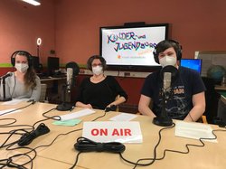 Melissa Meltens, Nicole Vossler und Sebastian Diers erzählen im neuen Podcast der Freizeitstätte Ofenerdiek von den Aufgaben als Jugendleiterin oder Jugendleiter. Foto: Stadt Oldenburg