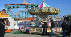 Der Schwanenflug auf dem Kramermarkt 2025. Foto: Stadt Oldenburg Der Schwanenflug auf dem Kramermarkt 2025. Foto: Stadt Oldenburg