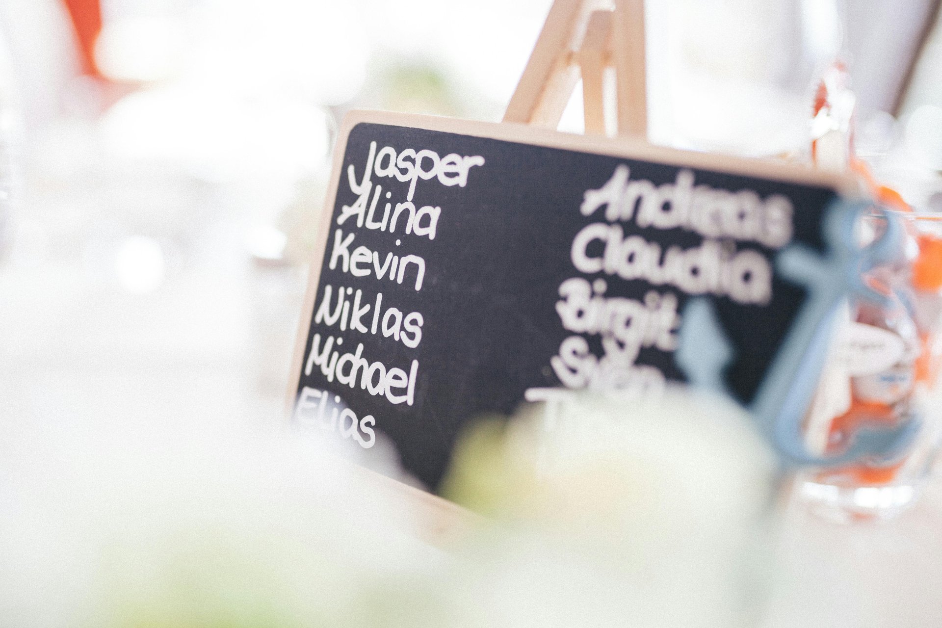 Namen an einer Tafel. Foto: Pexels/heiner