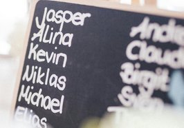 Namen an einer Tafel. Foto: Pexels/heiner