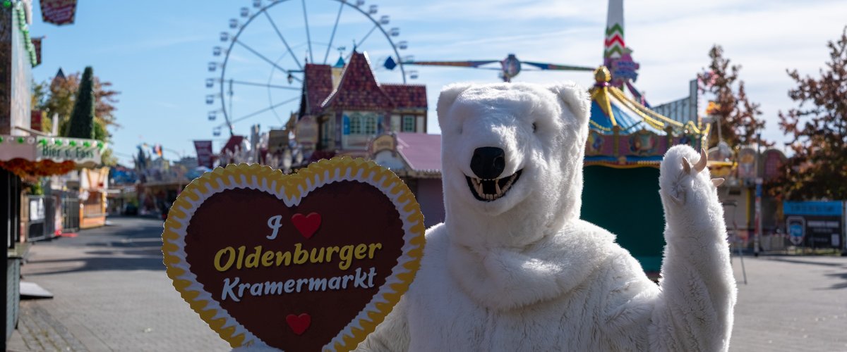 Eisbär Werner mit Lebkuchenherz beim Presserundgang zum Kramermarkt 2025. Foto: Sascha Stüber