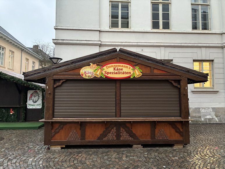 Stadt Oldenburg Käse-Spezialitäten beim Aufbau auf dem Lamberti-Markt am 19. November 2025. Foto: Stadt Oldenburg