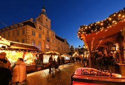 Weihnachtsmarkttreiben am Oldenburger Schloss. Foto Hans-Jürgen Zietz