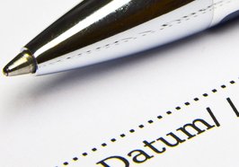 Stift und Unterschriftenfeld. Foto: Thorben Wengert/Pixelio
