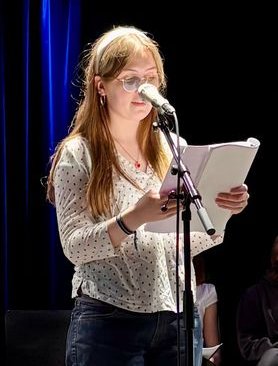 Einzelvortrag einer Schülerin. Foto: Gertrud Wiele Einzelvortrag einer Schülerin. Foto: Gertrud Wiele