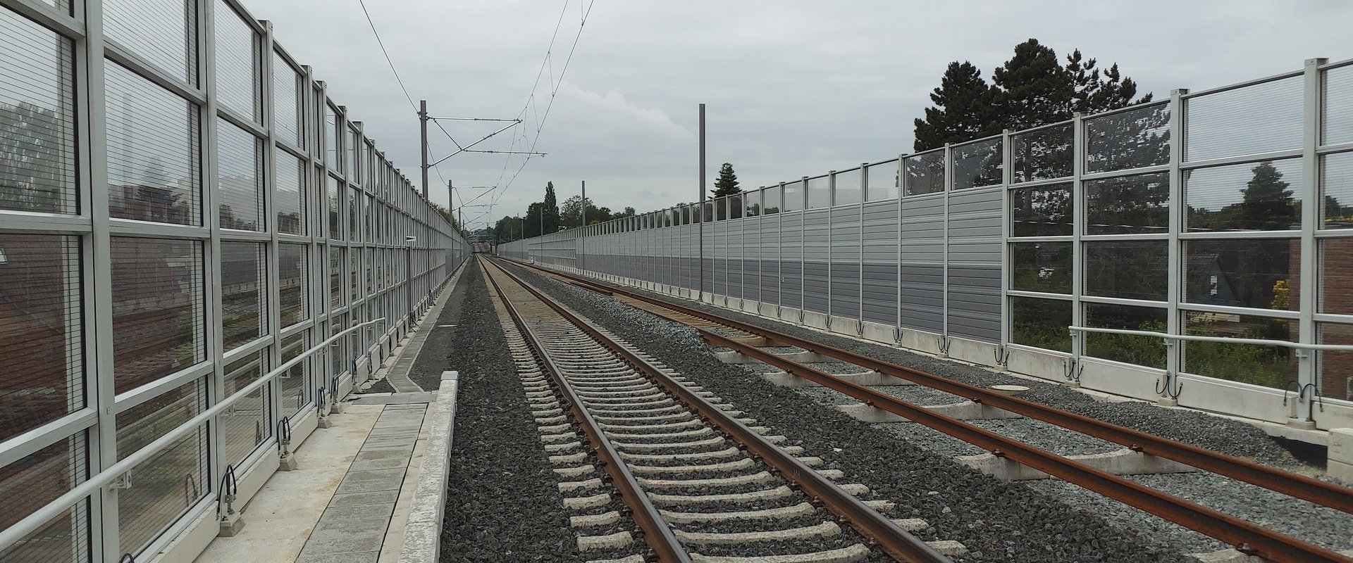 Eisenbahnbrücke über die Alexanderstraße. Blick auf die Schienen. Foto: DB