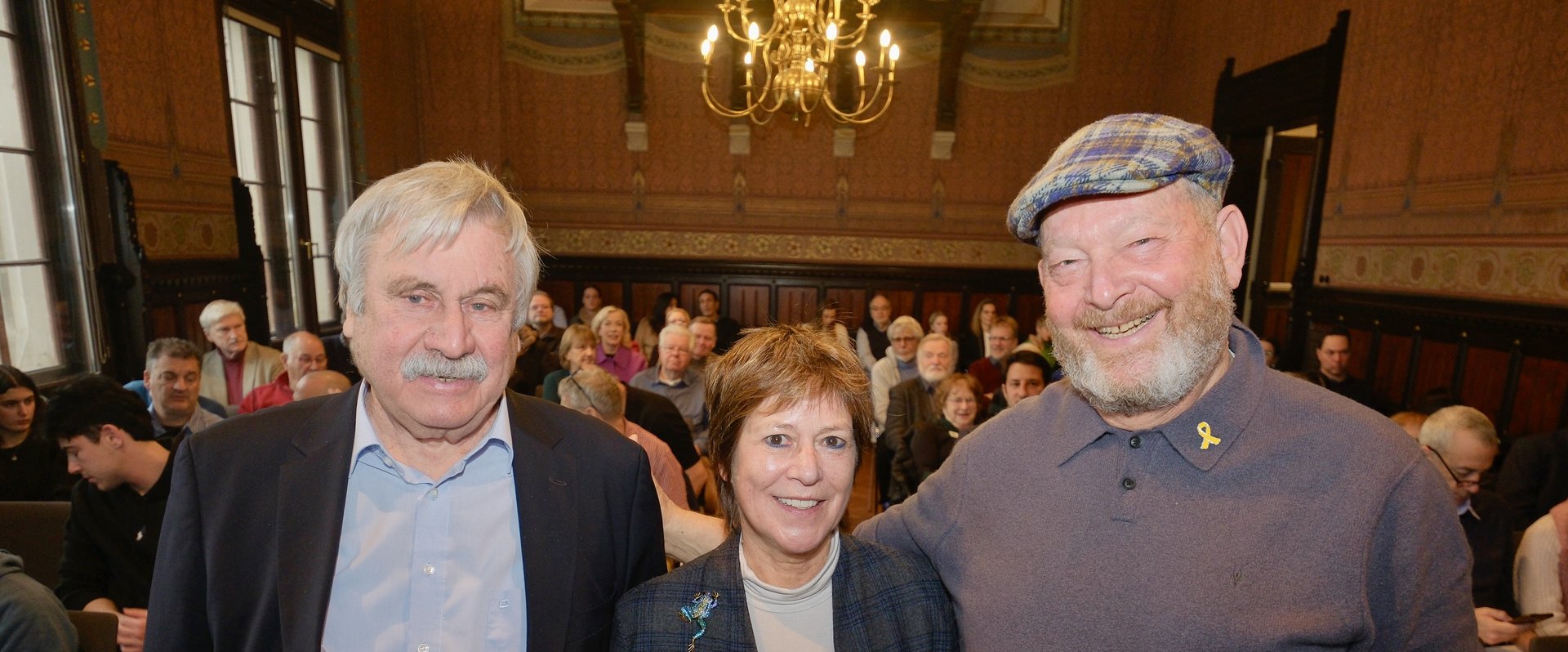 Dietmar Schütz (Vorsitzender der Oldenburger Bürgerstiftung) (von links), Bürgermeisterin Christine Wolff und Gideon de Beer (Sohn der Holocaustüberlebenden Hannelore Josephs und Wilhelm de Beer). Foto: Sascha Stüber