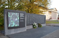 Die Gedenkwand vor dem Kulturzentrum PFL in Oldenburg. Foto: Stadt Oldenburg.