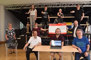 Präsentieren das Hörspiel „Das verschlossene Klassenzimmer“: Mitwirkende, Förderinnen und Förderer und Initiatoren. Foto: Stadt Oldenburg Präsentieren das Hörspiel „Das verschlossene Klassenzimmer“: (hinten, von links) die Mitwirkenden Amelie Eilers, Lukas Arping, Mirja von Häfen und Felix Klostermann, (Mitte, von links) die Förderinnen und Förderer Hanna Remmers (Oldenburgische Landschaft), Sophie Arenhövel (Kulturbüro) und Tim-Oliver Ostheider (LzO) sowie die Initiatoren Nils Naumann, Eike Weinreich und Martin Kammer. Foto: Stadt Oldenburg
